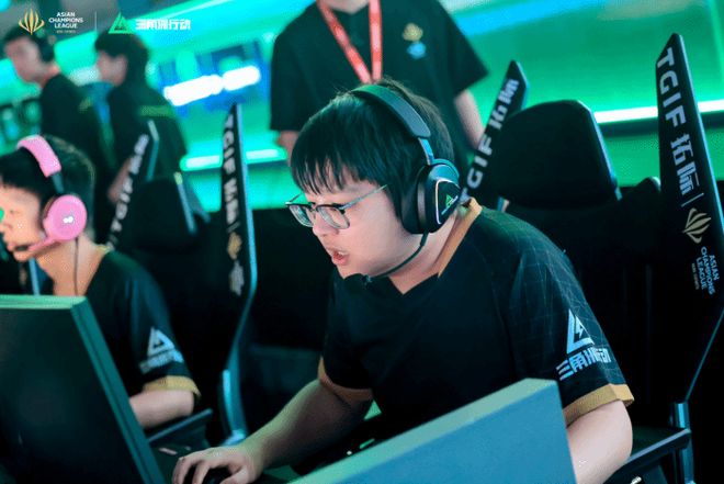 他巧妙地避 他巧妙地避